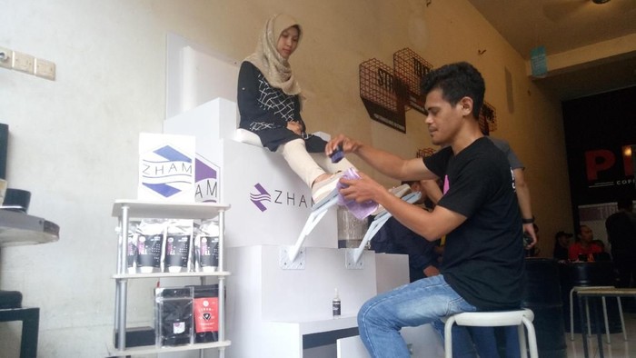 Pemuda Makassar Ini Sulap Kopi Jadi Parfum dan Pembersih Sepatu