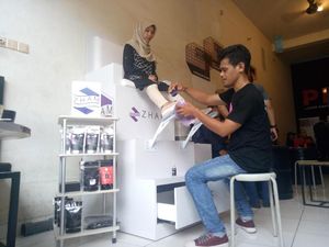 Pemuda Makassar Ini Sulap Kopi Jadi Parfum dan Pembersih Sepatu