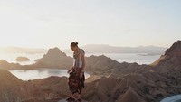 Pulau Padar di Labuan Bajo sempat didatangi oleh Putri. Ia pun tampak cantik dalam balutan pakaian bertema etnik (putrimarino/Instagram)