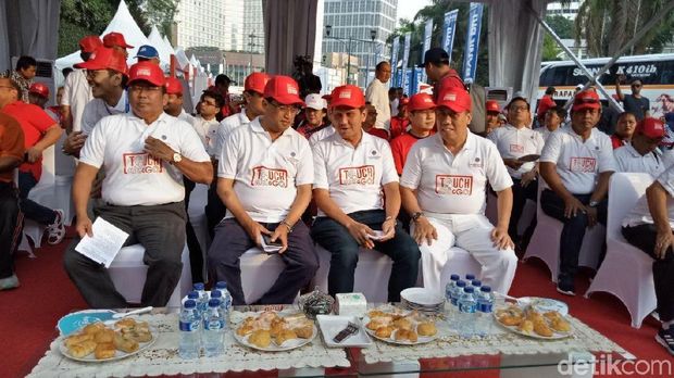 Menteri Perhubungan Budi Karya Sumadi dan Menteri Pendayagunaan Aparatur Negara dan Reformasi Birokrasi (Menpan RB) Asman Abnur menghadiri peluncuran sistem penerbitan izin berbasis online. 