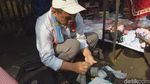 Melihat Mang Ade Sulap e-KTP Rusak dengan Alat Sederhana