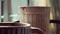 Pasti suka deh sama jepretan foto cangkir kopi dari Putri Milano ini. Lagi, lagi istri Chicco mengisi ruang pagi dengan secangkir kopi. Slurrp! Foto: Instagram @putrimarino