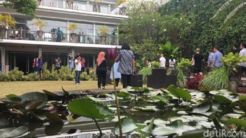 Pemandangan gedung utama Ke{m}bali dilihat dari rumah joglo. Foto: Agus Tri Haryanto/detikINET