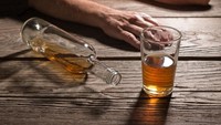 Menurut Michael Hirt, pemilik dari Center for Integrative Medicine di California, minuman beralkohol dapat menurunkan testosteron dan fungsi seksual seseorang. Foto: Istimewa