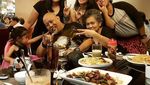 Wah Asyiknya! Doyan Makan Indro Warkop Selalu Berpose dengan Makanan