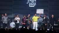 Direktur Bisnis Konsumer BNI Anggoro Eko Cahyo memberikan kartu kredit Garuda BNI Signature kepada Glenn Fredly di acara Java Jazz Festival 2018. Selain Glenn Fredly kartu kredit itu juga diberikan kepada Andra Ramadhan. Istimewa/BNI.
