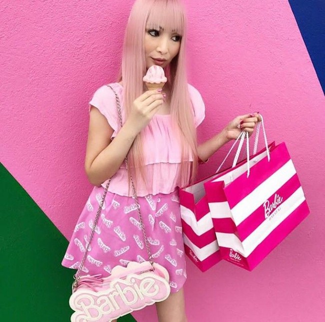 Meski penggemar berat Barbie, Azusa tak pernah berpikir untuk mengubah bentuk tubuh atau wajahnya melalui operasi plastik seperti Barbie. Foto: Instagram Azusabarbie