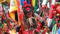 Para tatung melakukan atraksi di sepanjang jalan yang dilintasi.