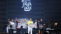 BNI juga menyerahkan GarudaMiles Platinum kepada Tompi dan Sandhy Sondoro. Istimewa/BNI.