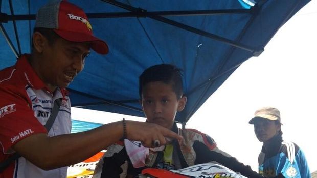 Kejuaraan ini juga diikuti dua pembalap belia berusia 10 tahun 