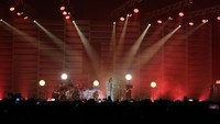 Penonton di dalam ruangan pun tak henti-hentinya berteriak seakan mereka menanti semua lagu. Foto: Hanif Hawari