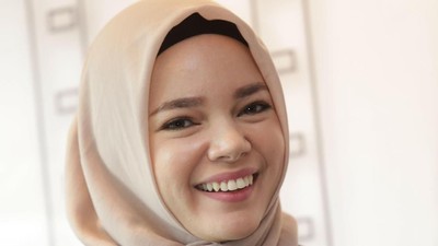 Senyum Dewi Sandra yang Bikin Hati Adem