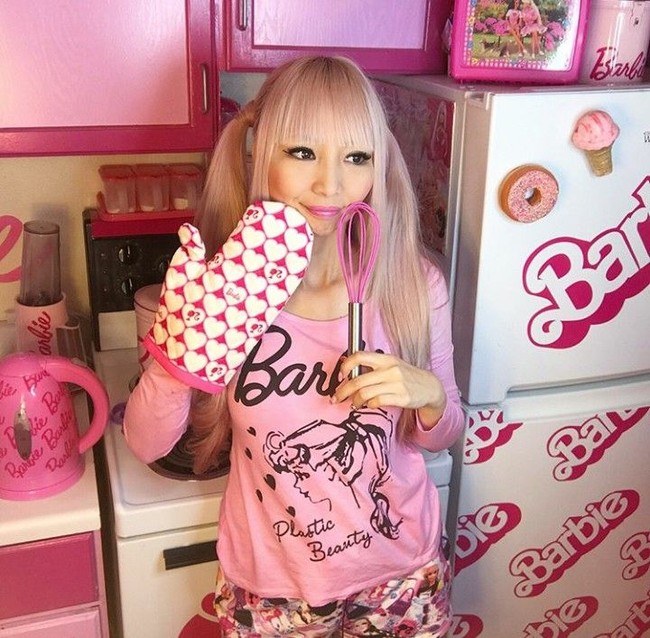 Semua orang mengira aku gila, tapi aku tidak peduli. Aku telah menghabiskan setidaknya US $ 70 ribu untuk koleksi boneka, furniture, dan pakaian, terangnya. Foto: Instagram Azusabarbie