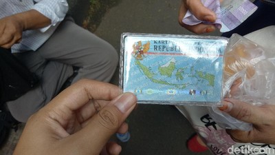 Before-After e-KTP Rusak yang Disulap Mang Ade