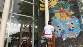 Saat memasuki Ke{m}bali, pengunjung akan disambut dengan mural tari kecak. Foto: Agus Tri Haryanto/detikINET