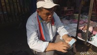 Setelah itu, Mang Ade menempelkan double tape dan memotongnya dengan cutter supaya pas dengan blangko.