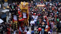 Barongsai beratraksi di hadapan warga.