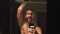 Ia bahkan menjadi salah satu model pakaian dalam Armani. (Foto: instagram/CalvinHarris)