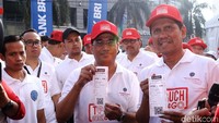Budi Karya Sumadi dan Asman Abnur menunjukkan struk tiket online.