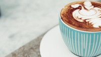 Kopi di pagi hari...wajib!!, tulis Putri dalam akun Instagramnya. Foto: Instagram @putrimarino