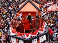 Warga Antusias Saksikan Karnaval Cap Go Meh, Ada yang Panjat Pohon