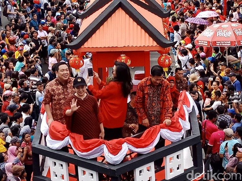 Saat Puan Naik Kapal Arungi Lautan Manusia di Karnaval Cap Go Meh Saat Puan Naik Kapal Arungi Lautan Manusia di Karnaval Cap Go Meh