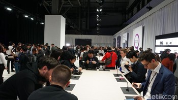 Sesi menjajal ponsel yang baru saja dirilis selalu jadi momen yang paling ditunggu. Foto: detikINET/Rachmatunnisa