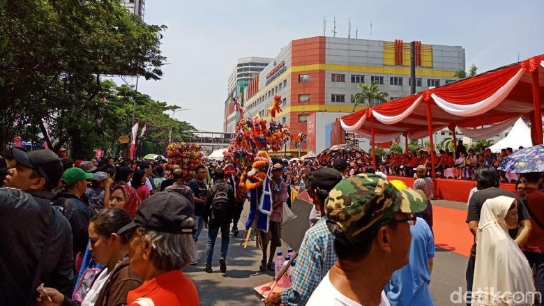 Suasana Karnaval Cap Go Meg Glodok 2018 (Eva Safitri/detikTravel) Suasana Karnaval Cap Go Meg Glodok 2018 (Eva Safitri/detikTravel)