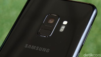 Kamera belakang Galaxy S9 masih mengandalkan sensor 12 MP, namun dengan super speed dual pixel dengan f/1,5 dan f/2,4 (pada Galaxy S9+ dual kamera dengan dual OIS). Kamera Galaxy S9 (dan S9+) juga punya fitur super low light untuk memotret detail di kondisi minim cahaya dan super slow-mo untuk merekam adegan gerak lambat. Foto: Rachman Haryanto/detikcom