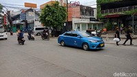Dini hari tadi, geng motor menyerang di Jalan Kemang Raya, Jakarta Selatan. Pada saat itu masih ada banyak orang yang berada di pinggiran Jl Kemang Raya. Mereka dikagetkan kedatangan geng motor dari arah utara yang melakukan perusakan. (Foto: Kanavino Ahmad Rizqo/detikcom)