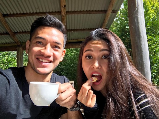 Asyiknya Keluarga Andrew White Makan Bersama dan Editan Foto Kocak Selebriti Hollywood!