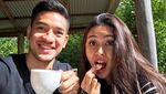 Hot Daddy, Ini 10 Potret Kebersamaan Andrew White dengan Istri dan Anaknya Saat Makan