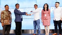 Chief Risk and Compliance Officer GO-PAY Budi Gandasoebrata, CEO GO-PAY Aldi Haryopratomo, Direktur Hubungan Kelembagaan Bank BRI Sis Apik Wijayanto, Direktur Konsumer Bank BRI Handayani dan Direktur Digital Banking & IT Bank BRI Indra Utoyo untuk menandatanganni Nota Kesepahaman (Memorandum of Understanding/Mou) antara Bank BRI dan GO-PAY di Jakarta. Foto: dok. BRI