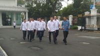Sekitar 10 kader Perindo, yang dipimpin Hary Tanoesoedibjo, memasuki kompleks Istana Kepresidenan.  (Foto: dok. Istimewa)