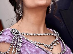 Ultah Ke-53, Salma Hayek Pamer Foto Seksi di Pantai