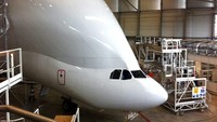 Satu lagi keunikannya, Beluga Airbus A300-600ST ternyata dikendalikan oleh tiga orang. 2 Pilot dan seorang loadmaster yang mengurus kargo pesawat (CNN Travel)