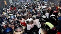Ribuan masa selalu memadati festival ini. Suara bising letusan petasan akan berdengung menghiasi parade arak-arakan tandu suci (Tyrone Siu/Reuters)