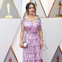 Saya rasa ini (gaun) Gucci. Saya suka penampilannya, sangat elegan, dan feminin di saat bersamaan. Gaun ini sangat pas dengan tubuh Salma yang seksi, kata stylist Hollywood Brad Goreski di E! Red Carpet Live. (Foto: Frazer Harrison/Getty Images)