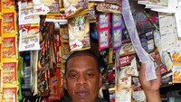 Kocak! Kira-kira Beyonce masih mau nggak, ya sama Jay Z kalau suaminya itu alih profesi jadi pedagang warung kelontong? Foto: Instagram @indra.hakim