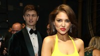 Si cantik Eiza Gonzales dan Ansel Elgort di belakang panggung. Matt Sayles/A.M.P.A.S via Getty Images.