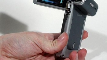 Nokia N90 membawa fitur canggih saat itu seperti OS Symbian, CPU TI OMAP 1710, kamera 2 MP, memori 3 MB, dan baterai yang bertahan hingga 290 jam. (foto: PC Magazine)