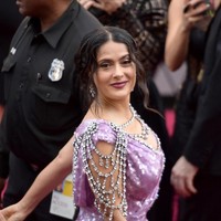 Gaun tersebut dipercantik dengan berlian yang menjuntai dari bagian bahu. (Foto: Getty Images)