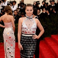 Berbarengan dengan karier aktingnya yang semakin memuncak, Margot pun memantapkan posisinya sebagai ikon fashion. Berbalut gaun Calvin Klein, ia memesona di ajang fashion MET Gala 2014. (Foto: Frazer Harrison/Getty Images)