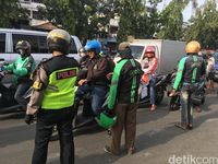 Rekonstruksi Ojol Aniaya Anak Jalanan, Pengendara Lain Menonton