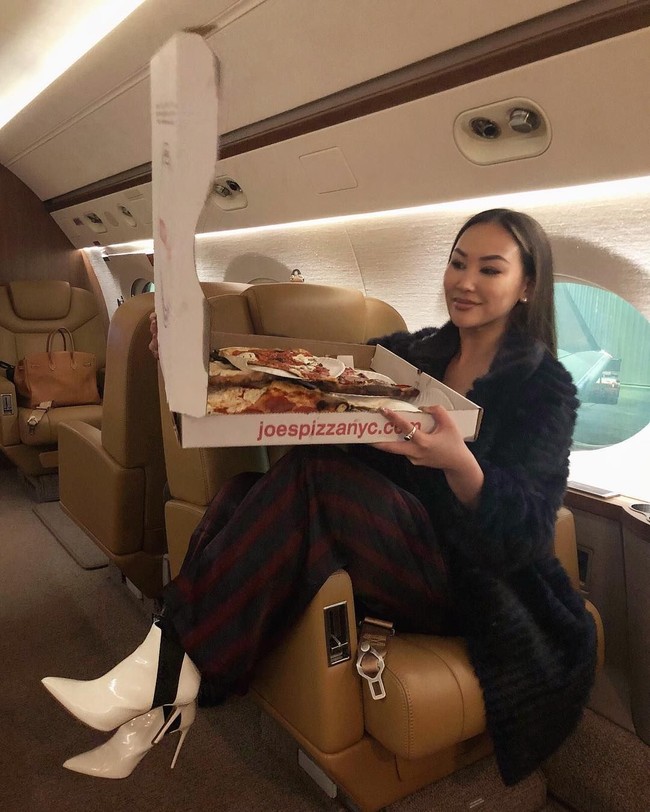 Dorothy Wang menikmati kehidupan mewahnya sebagai anak orang kaya Amerika. Dia kerap naik jet pribadi saat berpergian. Foto: Instagram
