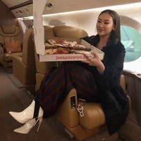 Dorothy Wang menikmati kehidupan mewahnya sebagai anak orang kaya Amerika. Dia kerap naik jet pribadi saat berpergian. Foto: Instagram