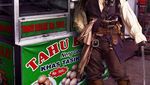 Kocak! Ini 10 Editan Foto Selebriti Hollywood Makan di Warteg hingga Jualan Gorengan