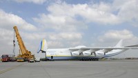 Berbeda dengan pesawat pada umumnya, pesawat ini punya dua ekor. Kargo yang mampu dibawanya pun sangat berat yakni 130 ton (CNN Travel)