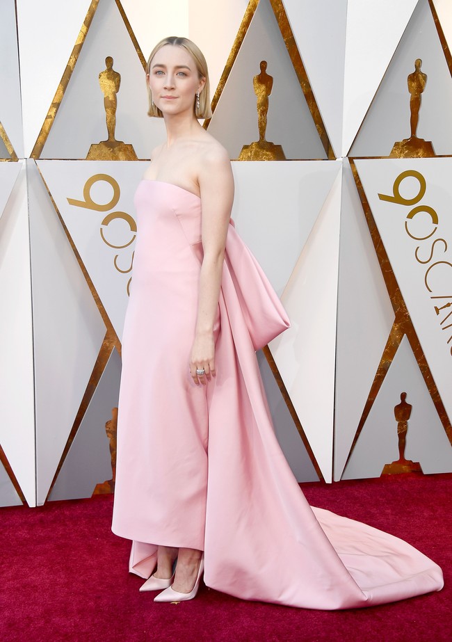 Saoirse Ronan berbalut gaun pink Calvin Klein by Appointment dan perhiasan Cartier. (Foto: Getty Images)