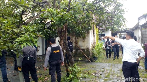 Aksi Seru Polisi Mengamankan Orang Gila Mengamuk di Mojokerto
